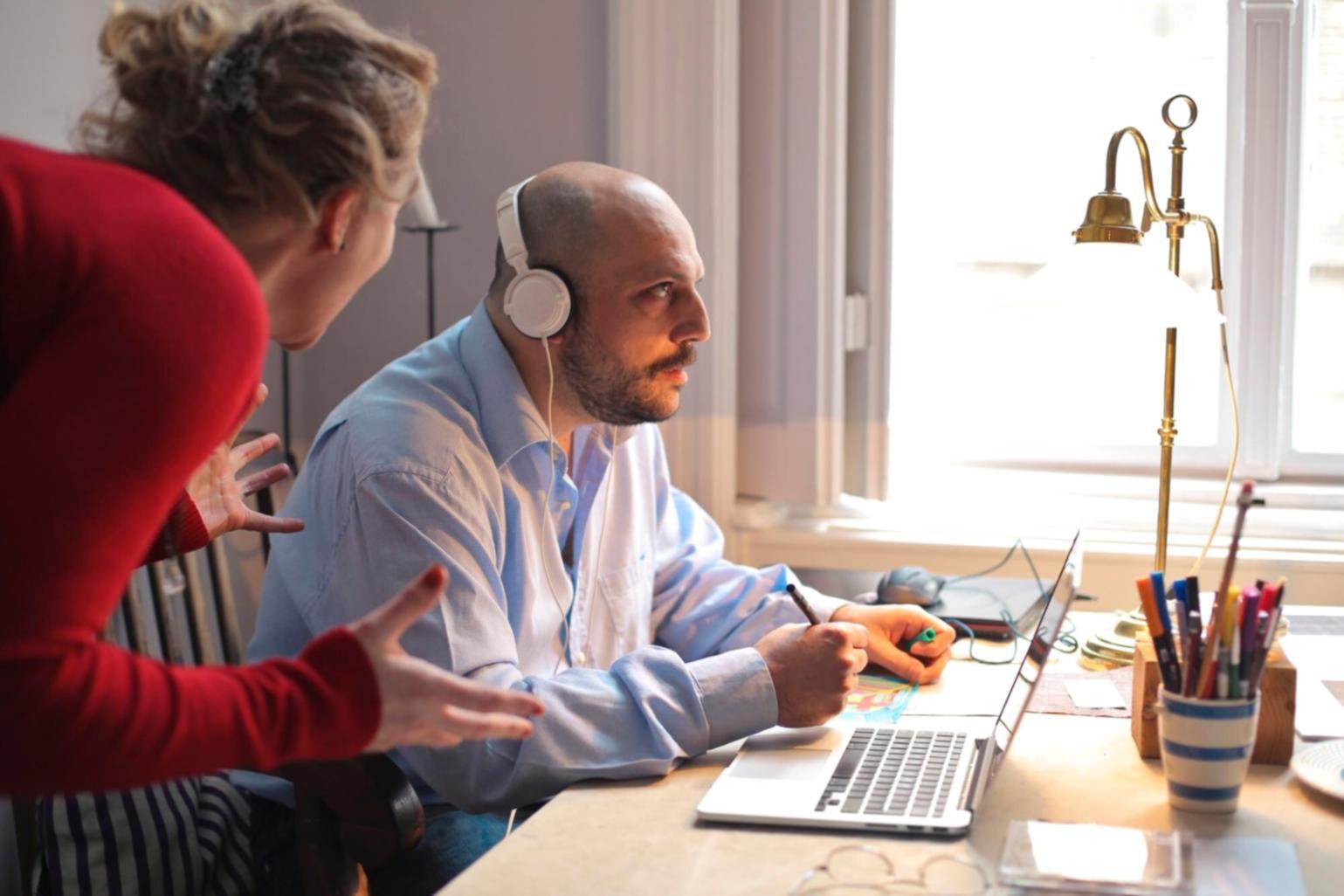 Sesión práctica de estrategia de marketing con equipo profesional